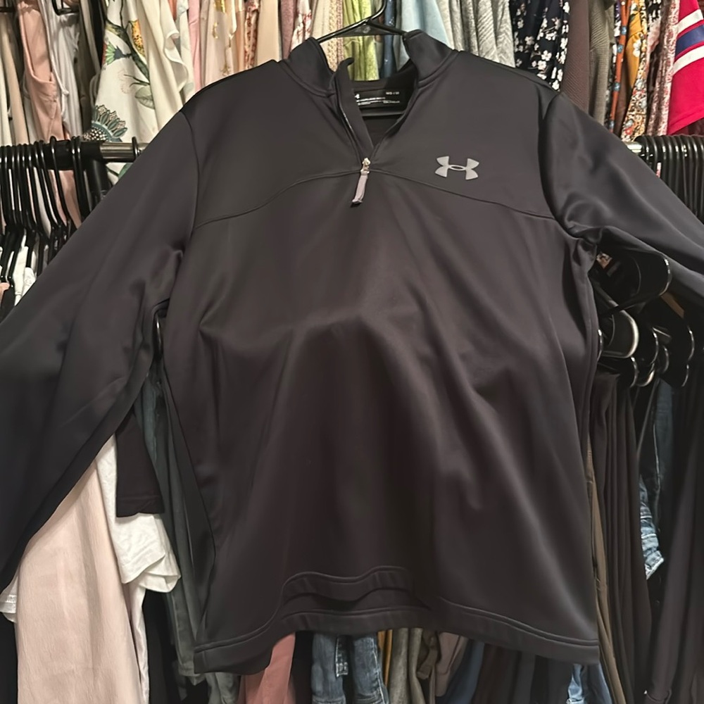 Under armor women’s M black 1/2 zip.
